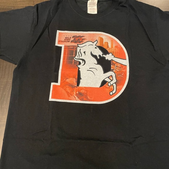 Denver Broncos Medium Tshirt - Picture 2 of 6